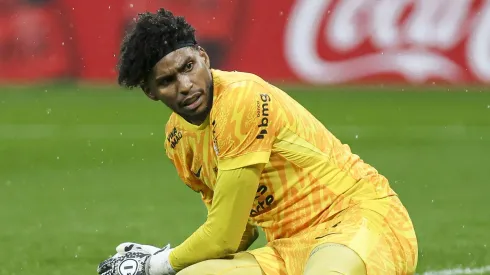 Vídeo: Hugo Souza salva o Corinthians com milagre diante do Grêmio pelo Brasileirão; Veja. (Photo by Ricardo Moreira/Getty Images)