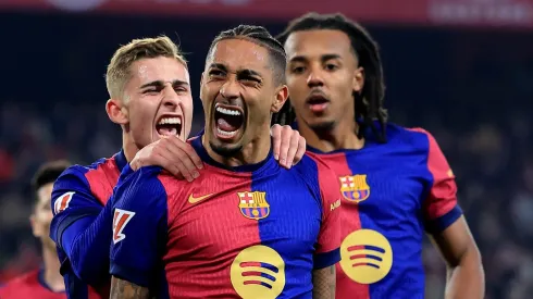 Fermín López, Raphinha e Koundé do Barcelona (Photo by Fran Santiago/Getty Images)