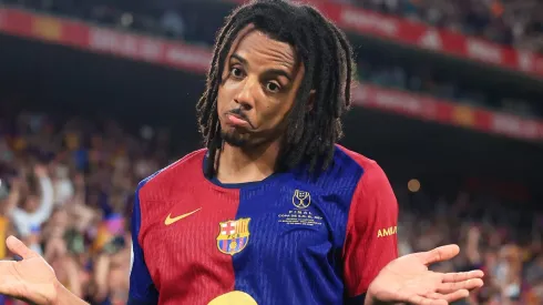 Koundé decide se vai aceitar a proposta do PSG ou permanecer no Barcelona (Photo by Fran Santiago/Getty Images)