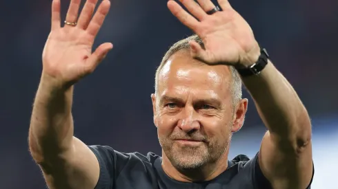 Hansi Flick pede o retorno de Thiago Alcântara ao Barcelona e acordo depende deste detalhe. (Photo by Judit Cartiel/Getty Images)