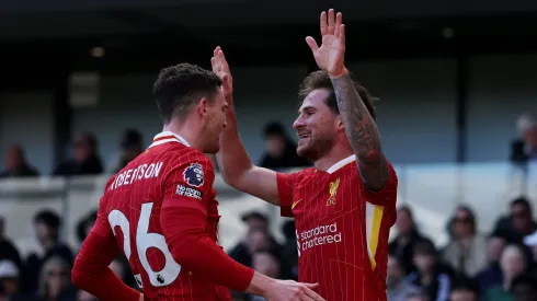 Andy Robertson e Mac Allister juntos no Liverpool. Foto: Ryan Pierse