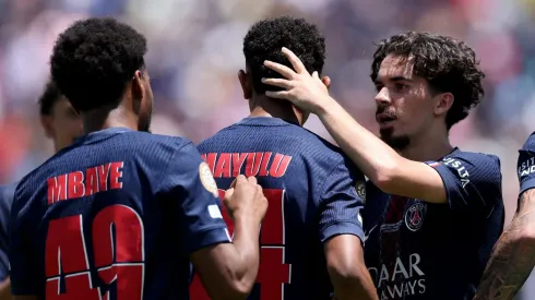 Jogadores do PSG, incluindo Mbaye, Vitinha, Mayulu e Hernández. (Photo by Stu Forster/Getty Images)