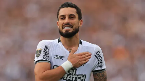 Al-Nassr quer o retorno de Alex Telles, do Botafogo, e recebe resposta animadora do brasileiro. (Photo by Buda Mendes/Getty Images)