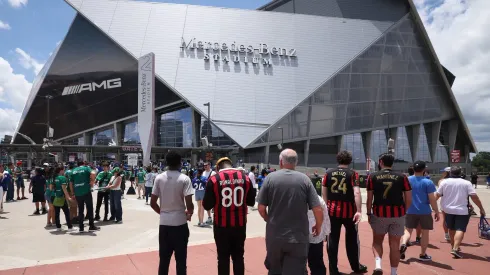 Real Madrid encara Al-Hilal com estádio lotado.