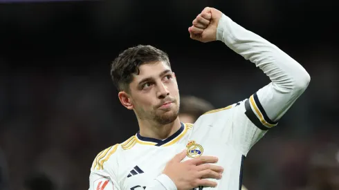 Xabi Alonso consola Valverde por pênalti perdido em Real Madrid x Al-Hilal .