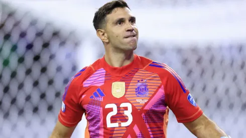 Emiliano 'Dibu' Martínez decide jogar no Manchester United e clube toma decisão de última hora. (Photo by Buda Mendes/Getty Images)