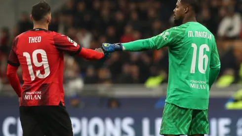 Mike Maignan vive um momento decisivo em sua carreira. Enquanto o Al-Hilal tenta levá-lo para o futebol saudita, o Milan avalia propostas em meio a dificuldades financeiras e incertezas esportivas. (Foto de Marco Luzzani/Getty Images)