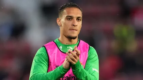 Antony está próximo de deixar o Manchester United e se tornar jogador do Real Betis em definitivo. (Photo by Alex Caparros/Getty Images)