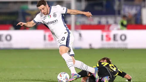 Carlos Augusto, lateral brasileiro da Inter de Milão, é alvo de grandes clubes europeus como Arsenal, Atlético de Madrid e possivelmente Juventus. A Inter, porém, não pretende liberá-lo facilmente. (Foto de Marco LuzzaniGetty Images)