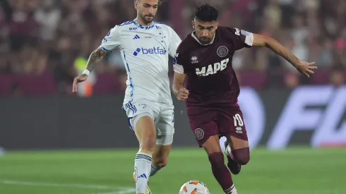 Marcelino Moreno of Lanus and Lautaro Díaz of Cruzeiro battle for the ball during the Copa CONMEBOL Sudamericana 2024 Semifinal second leg match between Lanus and Cruzeiro at Estadio Ciudad de Lanus (La Fortaleza) on October 30, 2024 in Lanus, Argentina. (Photo by Marcelo Endelli/Getty Images)