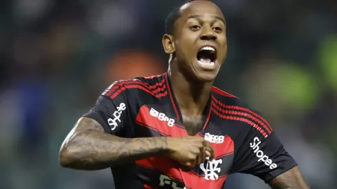 Wallace Yan comemora gol pelo Flamengo.