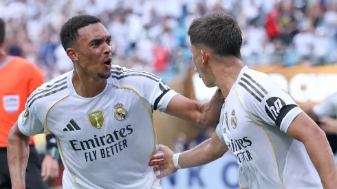 Arnold e Guler comemorando um gol.