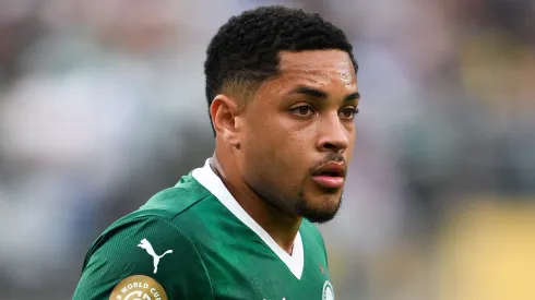 Vitor Roque é criticado pelos torcedores do Barcelona por atuações pelo Palmeiras no Mundial de Clubes. (Photo by David Ramos/Getty Images)