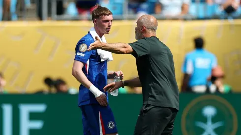 Enquanto atletas pedalavam no campo, Enzo Maresca reuniu o time para orientações estratégicas. Cole Palmer, ao retornar, se surpreendeu com o clima intenso. (Foto Buda MendesGetty Images)