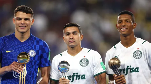 Thiago Silva, Dudu e Danilo pelo Mundial de Clubes de 2021, disputado em 2022. (Photo by Francois Nel/Getty Images)