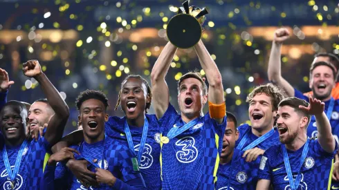 Jogadores do Chelsea comemorando o título do Mundial de Clubes de 2021, disputado em 2022, contra o Palmeiras.<br />
Chalobah é o único que ainda está no clube desde a competição (Photo by Francois Nel/Getty Images)