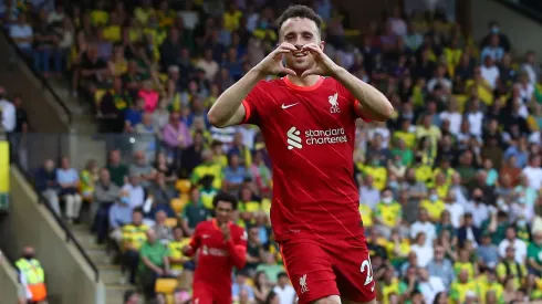 Em um gesto que exemplifica seu lema "You'll Never Walk Alone", o Liverpool decidiu manter ativo o contrato de Diogo Jota pelos próximos dois anos e anunciou a criação de um fundo especial para apoiar a educação dos filhos do jogador. (Photo by Marc Atkins/Getty Images)