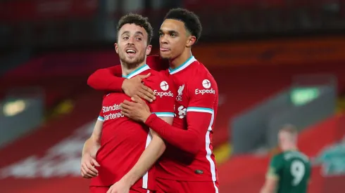 Arnold e Diogo Jota quando atuavam juntos no Liverpool