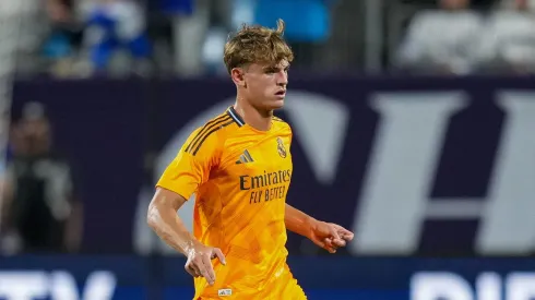 Rafael Obrador, camisa 27 do Real Madrid, conduz a bola contra o Chelsea durante um amistoso de pré-temporada no Bank of America Stadium, em 6 de agosto de 2024, em Charlotte, Carolina do Norte. (Foto Grant HalversonGetty Images)