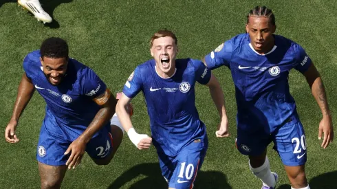 Cole Palmer, camisa 10 do Chelsea, comemora o segundo gol de sua equipe ao lado dos companheiros Reece James (camisa 24) e João Pedro (camisa 20) durante a final da Copa do Mundo de Clubes da FIFA 2025, entre Chelsea e Paris Saint-Germain, no MetLife Stadium, em 13 de julho de 2025, em East Rutherford, Nova Jersey. (Foto de Michael ReavesGetty Images)