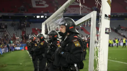 Policiais em jogo do PSG. Foto: Carl Recine