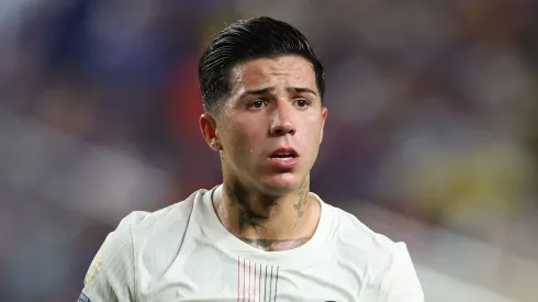 Com temperaturas acima dos 38 °C em algumas sedes, atletas como Enzo Fernandez relataram episódios de exaustão, enquanto treinadores criticaram os horários das partidas. (Photo by Francois Nel/Getty Images)