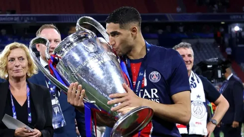 Após uma campanha impecável pelo PSG e pela seleção do Marrocos, Achraf Hakimi figura entre os cinco melhores jogadores do mundo segundo jornalistas internacionais. (Photo by Lars Baron/Getty Images)