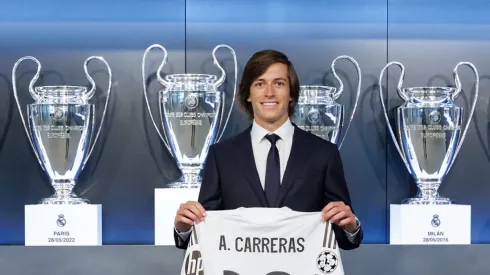 Álvaro Carreras posa é o novo camisa 18 do Real Madrid. Divulgação/Real Madrid