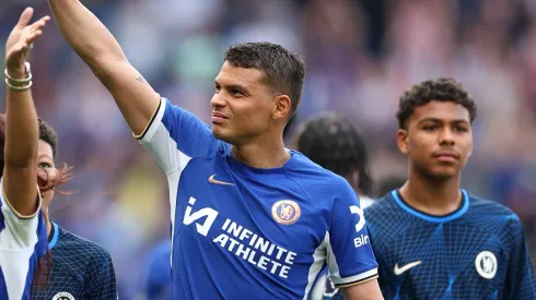 Thiago Silva e o filho em jogo do Chelsea. Foto: Ryan Pierse