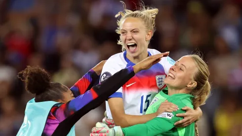 Hannah Hampton, goleira da Inglaterra, fala sobre o apoio da torcida no duelo contra a Suécia (Photo by Charlotte Wilson/Getty Images)