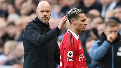 Erik Ten Hag e Antony juntos no Manchester United. Foto: Michael Regan