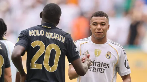 Manchester United disputa a contratação de Kolo Muani com Newcastle. (Michael Reaves/Getty Images)