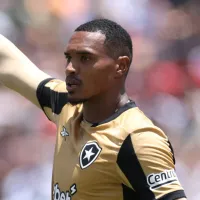 John, do Botafogo, responde se quer ou não jogar no Manchester United