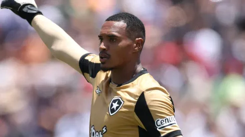 John, do Botafogo, responde se quer ou não jogar no Manchester United. (Photo by Stu Forster/Getty Images)