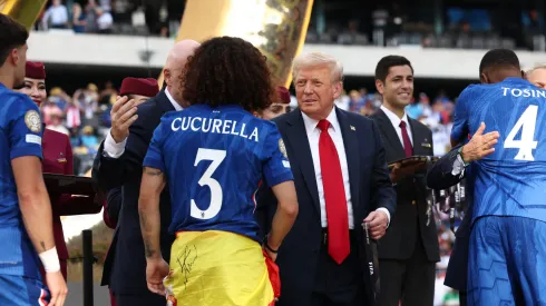 Cucurella próximo de Trum na entrega do título do Mundial ao Chelsea