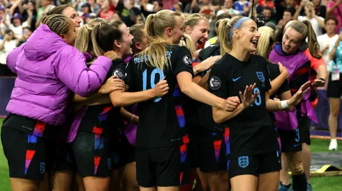 GENEVA, SWITZERLAND – JULY 22: Chloe Kelly of England celebrates scoring her team's second goal with teammates during the UEFA Women's EURO 2025 Semi-Final match between England and Italy at Stade de Geneve on July 22, 2025 in Geneva, Switzerland. (Photo by Eddie Keogh/Getty Images)