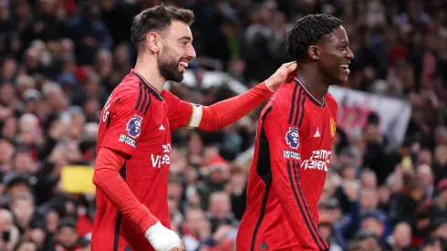 Kobbie Mainoo e Bruno Fernandes em jogo do Manchester United