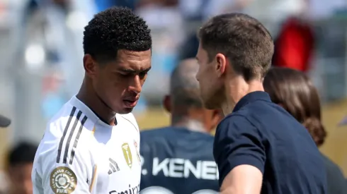 Jude Bellingham e Xabi Alonso em partida do Real Madrid