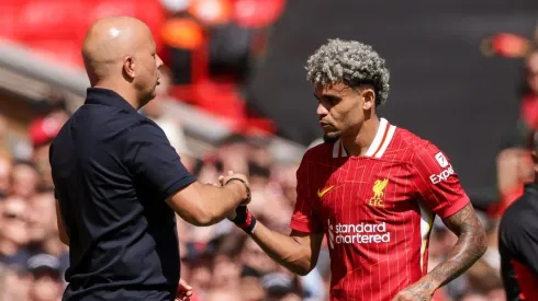 Luis Díaz e Arne Slot juntos no Liverpool. Foto: Barrington Coombs