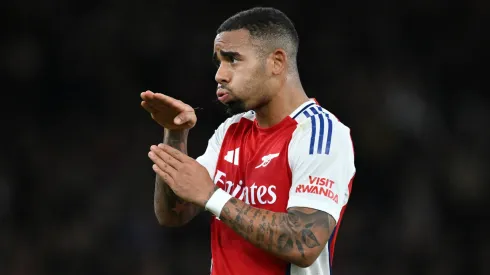 Gabriel Jesus em jogo comemorando gol do Arsenal