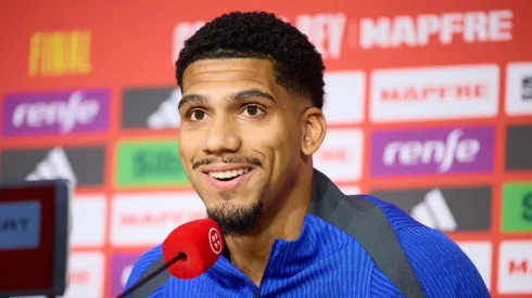 Ronald Araujo em coletiva do Barcelona