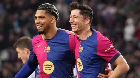 Barcelona teme saída de Ronald Araújo para o Real Madrid e decide negociar zagueiro. Foto: Alex Caparros/Getty Images