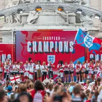 Após a conquista da segunda Eurocopa Feminina, a seleção da Inglaterra é recebida com festa em Londres