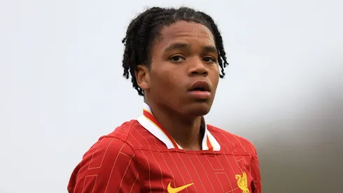 Rio Ngumoha vem brilhando nas categorias de base do Liverpool após ser descartado no Chelsea. (Photo by Jess Hornby/Getty Images)