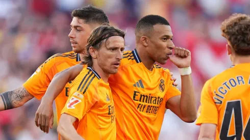 Mbappé com a camisa 10 do Real Madrid recebe aprovação de Luka Modric. (Photo by Angel Martinez/Getty Images)