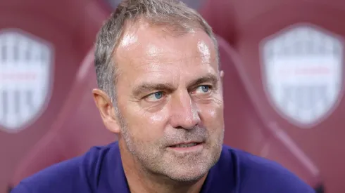 Jogador barrado da pré-temporada por Hansi Flick revolta a diretoria do Barcelona após exigência. (Photo by Paul Miller/Getty Images)