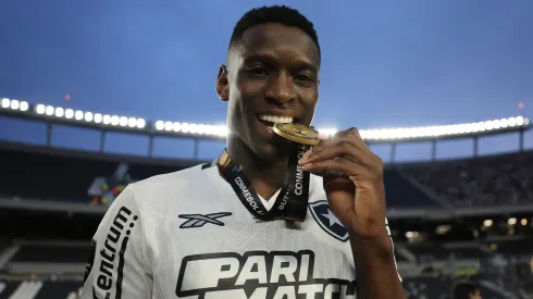 Luiz Henrique com a medalha da Libertadores