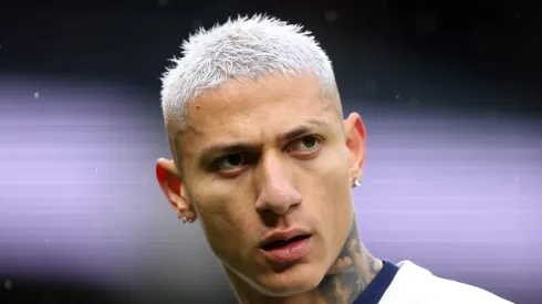 Richarlison e Gabriel Magalhães trocam farpas na web.