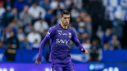 Após uma curta passagem pelo futebol saudita, João Cancelo demonstra forte desejo de retornar à Europa. (Foto: Abdullah Ahmed/Getty Images)