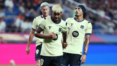 Ao lado de Yamal e Raphinha, o inglês pode formar um trio que promete renovar o setor ofensivo sob o comando de Hansi Flick. (Photo by Chung Sung-Jun/Getty Images)